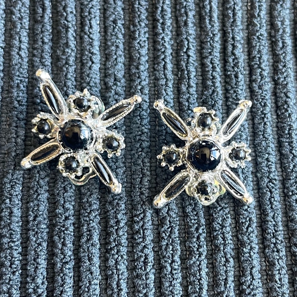 VINTAGE BLACK STAR EARRINGS